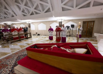 Vaticano muestra imágenes del cuerpo del papa Francisco en capilla ardiente