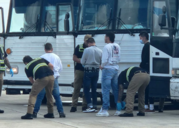 Estados Unidos ofrece 1.000 dólares a migrantes para que se autodeporten