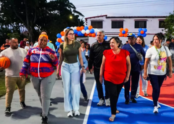 Alcaldesa Elizabeth Niño entregó rehabilitada la cancha deportiva de Las Quintas II